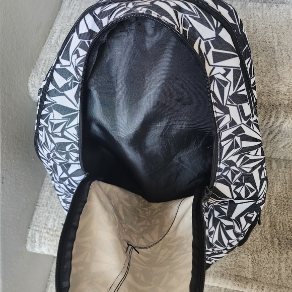 Volcom back pack - Picture 5 of 5